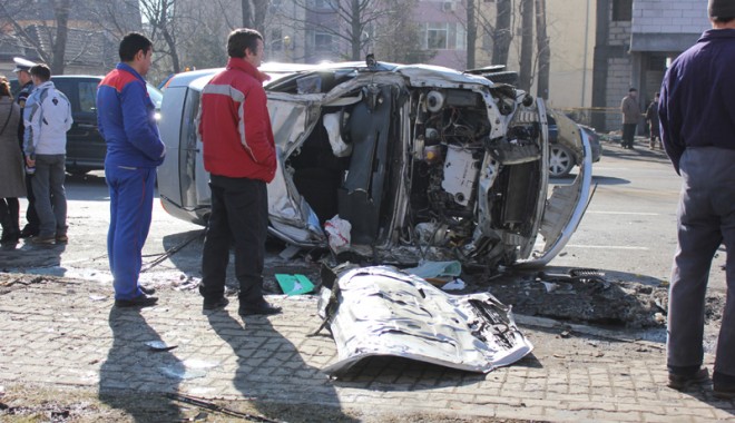 IMAGINI SPECTACULOASE / Accidentul groaznic de pe Soveja a băgat trei tineri în spital - accidentsoveja6-1330027590.jpg