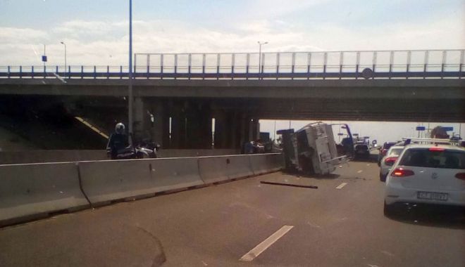 Accident spectaculos la intrare în Constanța. Barcă răsturnată pe carosabil - accidentspectaculos-1594904635.jpg