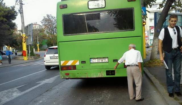 Pensionară din Constanța, rănită într-un autobuz RATC - accidentspectaculosinconstantaun-1463575544.jpg