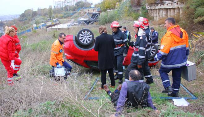 Imagini dramatice! Accident grav pe strada Traian. A plonjat cu Honda într-o râpă! - accidentstradatraian10-1415815063.jpg
