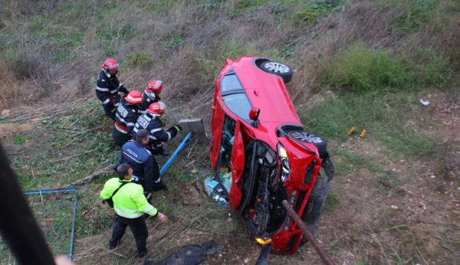 Imagini dramatice! Accident grav pe strada Traian. A plonjat cu Honda într-o râpă! - accidentstradatraian108-1415815096.jpg
