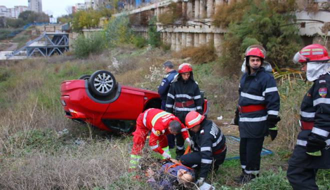 Imagini dramatice! Accident grav pe strada Traian. A plonjat cu Honda într-o râpă! - accidentstradatraian48-1415815138.jpg