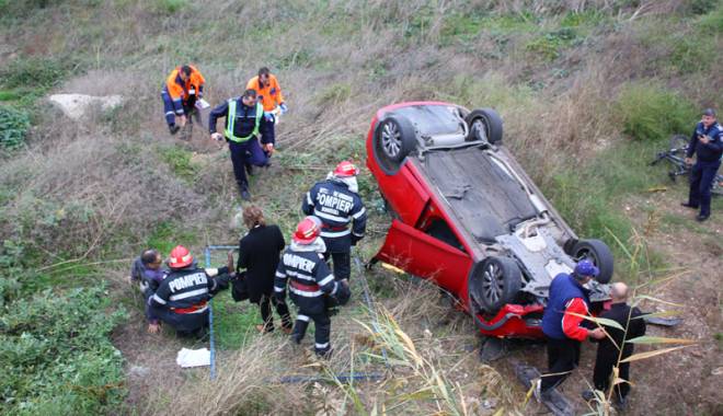 Imagini dramatice! Accident grav pe strada Traian. A plonjat cu Honda într-o râpă! - accidentstradatraian8-1415815197.jpg