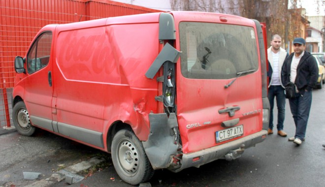Ambulanța groazei. A lovit patru mașini într-o intersecție din centrul Constanței - accidentstratelierelorbratescu2-1385147065.jpg