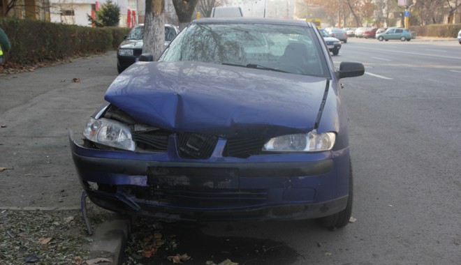 Șase mașini avariate într-un accident produs pe strada Dezrobirii - accidentstrdezrobirii1-1322417829.jpg