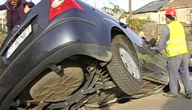 O șoferiță a căzut cu mașina în șanț - accidentstupid73495000-1354174545.jpg
