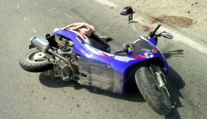 Accident stupid. În stare critică după ce era să se spânzure în trafic - accidentstupidcomamoped-1398192051.jpg