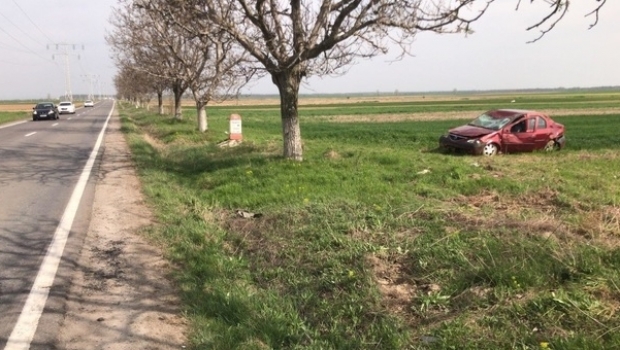 LA UN PAS DE MOARTE! O tânără de 18 ani s-a răsturnat cu mașina - accidentt46739900-1523796482.jpg