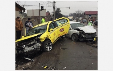 Taxi făcut praf, după un impact violent - accidenttaxi2326029001-1486126573.jpg