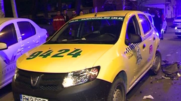 Accident rutier, provocat de un șofer începător / Trei mașini, serios avariate - accidenttaxi40279400-1488704845.jpg
