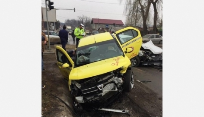 Taxi făcut praf, după un impact violent - accidenttaxi77875900-1486126508.jpg