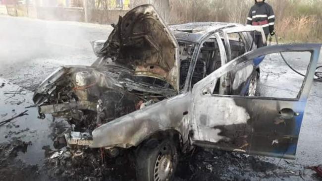 Accident teribil! Un șofer a murit după ce a intrat cu mașina într-un pom - accidentteribilpecenturacapitale-1523258143.jpg