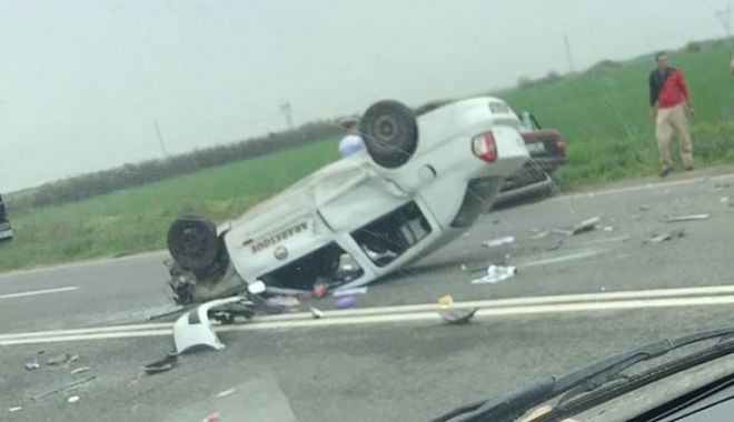 ACCIDENT SPECTACULOS! Mașină răsturnată, lovită apoi de camion - accidenttimis241359400-1523968908.jpg