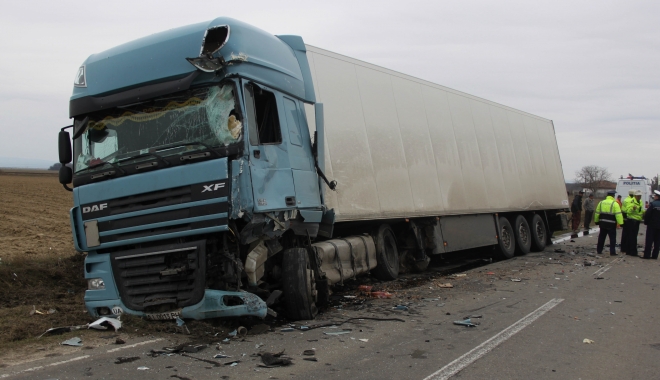 ACCIDENT. DOUĂ TIRURI s-au ciocnit frontal. Unul dintre șoferi, rănit grav - accidenttir-1490171938.jpg