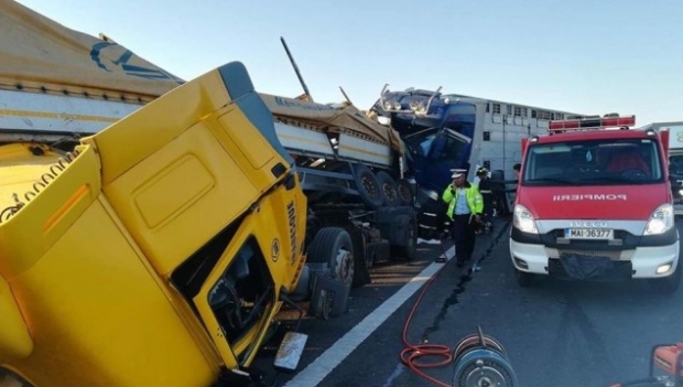 Grav accident cu două TIR-uri. Ambii șoferi au murit - accidenttir46476800-1503385575.jpg