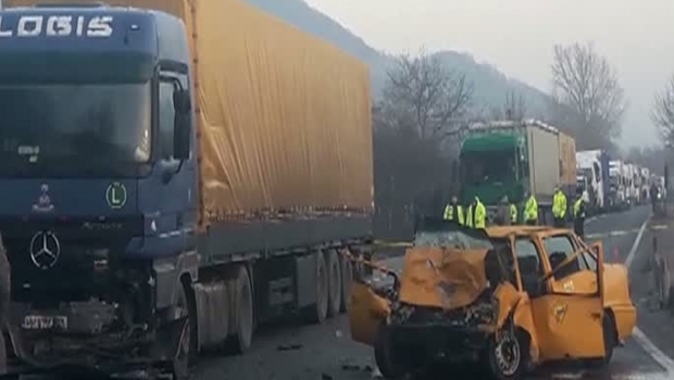 GRAV ACCIDENT RUTIER! Un bărbat a fost strivit de două TIR-uri - accidenttir92601900-1529922040.jpg