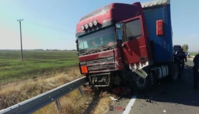 Accident mortal! Șoferul unui autoturism și-a pierdut viața după ce a intrat într-un TIR - accidenttir96376700-1508239969.jpg