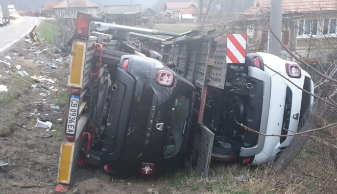 Un TIR plin cu modele Dacia Duster s-a răsturnat după un impact frontal cu un alt autotren - accidenttirdaciaduster3-1554206060.jpg