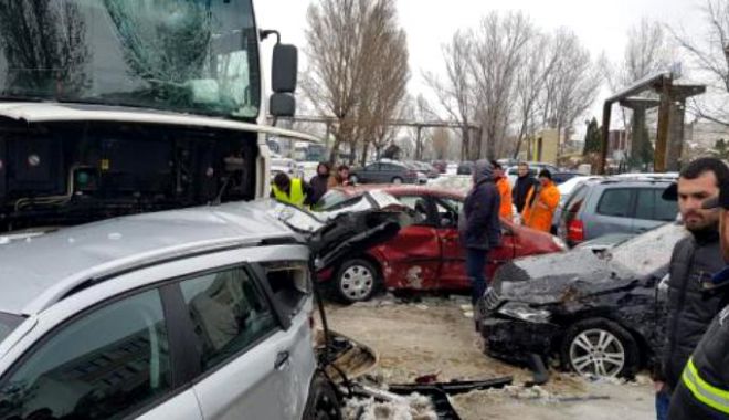 IMAGINEA ZILEI! 10 mașini făcute praf, dar și un copac doborât... în parcare! - accidenttiriasi-1542787237.jpg