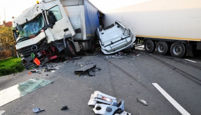 Accident grav pe DN13, o mașină a intrat pe contrasens într-un TIR, sunt doi morți și trei răniți grav - accidenttirphonlinero67420800-1565332660.jpg