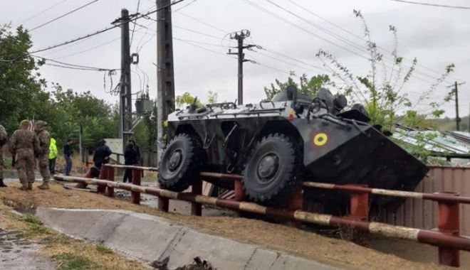 Accident cu TAB-ul Armatei. Vehiculul militar a rămas suspendat - accidenttransportorblindat590941-1569585824.jpg