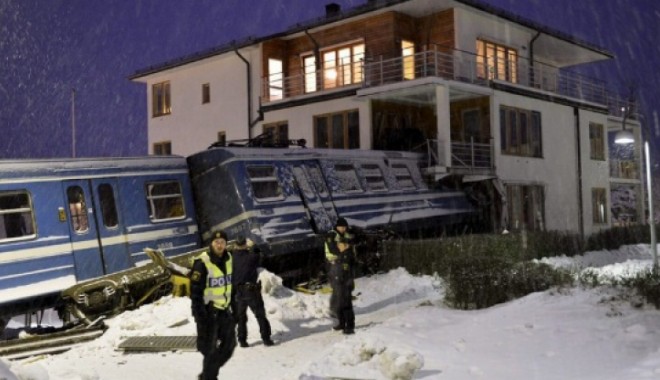 O femeie de serviciu a furat un tren și a lovit o clădire cu apartamente - accidenttren94016500-1358271165.jpg