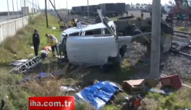 MICROBUZ SPULBERAT DE TREN: Cel puțin nouă morți - accidenttrenturciapoza55249500-1395307033.jpg