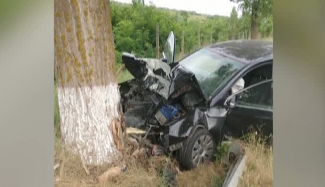 GRAV ACCIDENT RUTIER. UN ȘOFER DE 29 DE ANI S-A IZBIT CU MAȘINA ÎNTR-UN COPAC - accidenttulcea86528900-1499495306.jpg