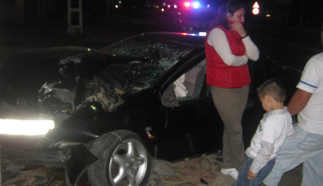 O șoferiță a intrat cu mașina într-un stâlp la Tuzla - accidenttuzla-1337673126.jpg