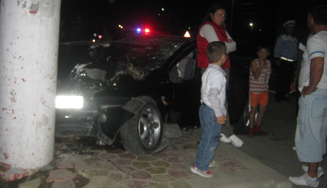 O șoferiță a intrat cu mașina într-un stâlp la Tuzla - accidenttuzla2-1337673138.jpg
