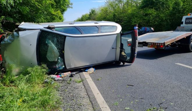 O mașină a ajuns în copac, după explozia unei anvelope! - accidenttuzla3-1621271180.jpg