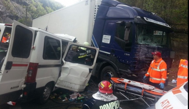 Accident grav pe DN7! Au fost implicate trei mașini. Traficul este blocat - accidentvalcea8aprilie17121600-1492513063.jpg