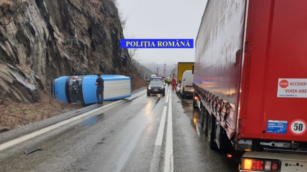 Două microbuze s-au ciocnit frontal! Trei victime - accidentvaleaoltului235470400-1549965391.jpg