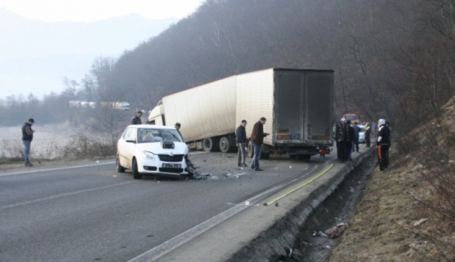 ACCIDENT RUTIER! Traficul, complet blocat - accidentvaleaoltului619899007720-1510134163.jpg