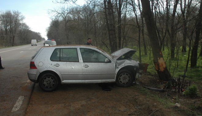 O tânără șoferiță a intrat  cu mașina în copac - Galerie foto - accidentvalu-1395734076.jpg