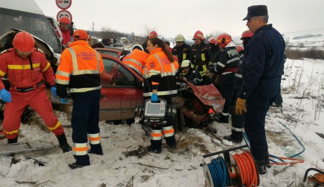 MOARTE ÎN CHINURI! Pasager azvârlit din mașină, după ce un microbuz plin cu călători și un autoturism s-au ciocnit - accidentvaslui224436100-1519995124.jpg