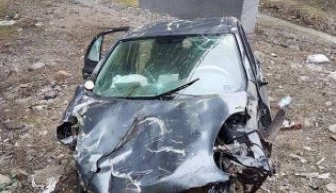 GRAV ACCIDENT RUTIER. Copil de 14 ani, CĂZUT ÎN RÂPĂ cu mașina furată de la părinți - accidentvidrapod5315x420-1489588282.jpg