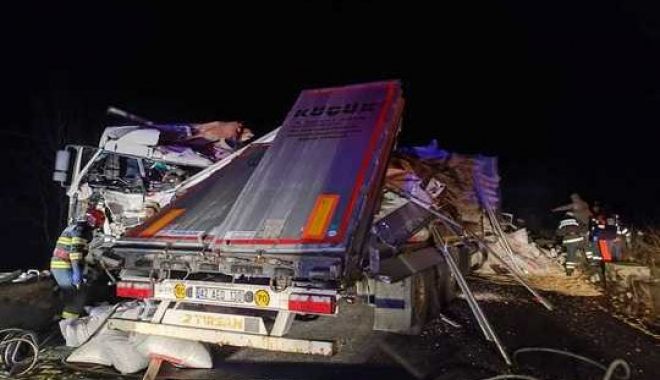Accident rutier grav! Un mort şi doi răniţi, după ce două tiruri s-au ciocnit frontal