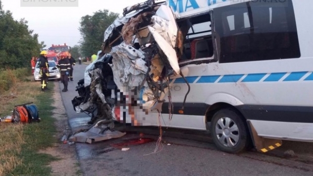 Doi morți și zece răniți în urma unui accident în care au fost implicate un autocar și un microbuz - accidentvo1600x338987894200-1502368715.jpg