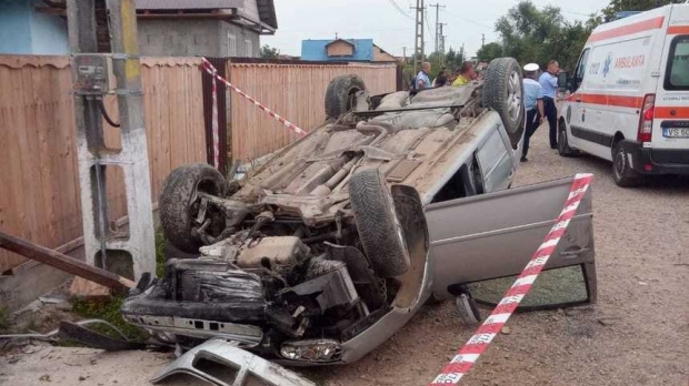 Băiat de 12 ani, mort după ce a furat mașina fratelui său și a lovit un cap de pod - accidentvs14170500-1562660502.jpg