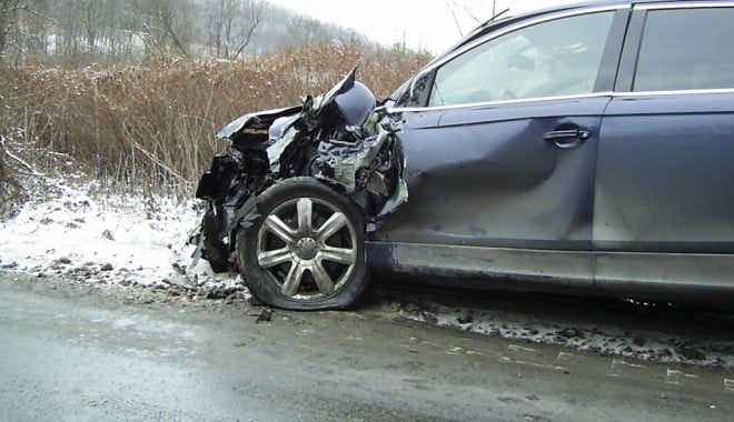 Asigurătorii pot mări prima RCA după bunul plac - accidentzapada-1354057396.jpg