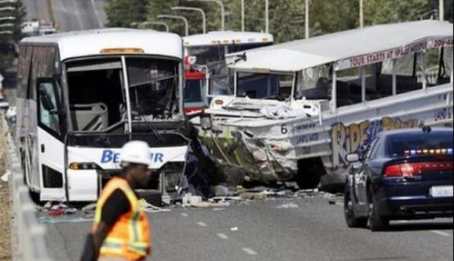 Carnagiu pe șosea, după ce șoferul unui autobuz a pierdut controlul volanului - accideny-1458201303.jpg