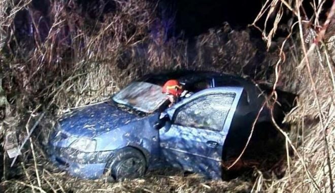O femeie de 51 de ani, descarcerată de pompieri după ce ajuns în afara părţii carosabile - acdd-1674805021.jpg