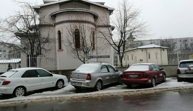 Pericol în cartierul Inel II. Vântul a smuls o parte din acoperișul bisericii - acoperisbiserica-1516273590.jpg