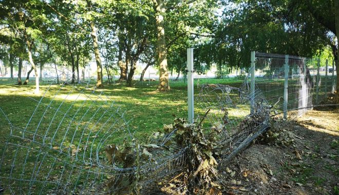 Acte de vandalism în Parcul Tăbăcărie. Primăria face apel la cetățeni - acteledevandalism-1565657255.jpg