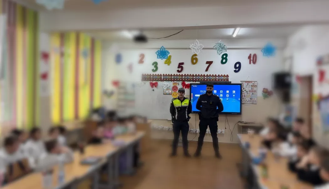 Polițiștii din Mangalia, alături de elevi pentru educația rutieră - actiune-politisti-1769606852.webp