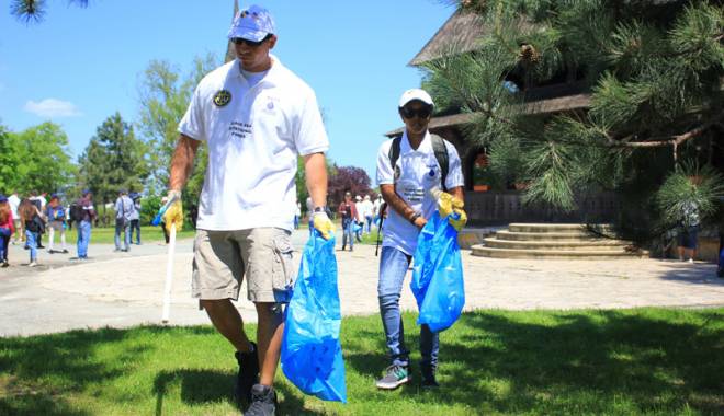 Americanii fac curățenie pe plaja din Mamaia - actiuneecologizareparctabacarier-1443106497.jpg