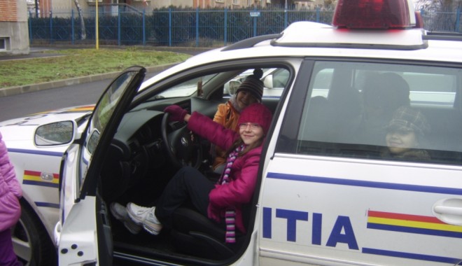 Elevii de la Școala nr. 12 au testat mașinile Poliției Rutiere - actiuneelevipolitiarutiera132447-1324506811.jpg