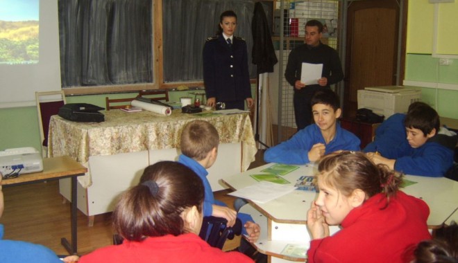 Polițiștii de la Rutieră, astăzi, la Liceul Sportiv 