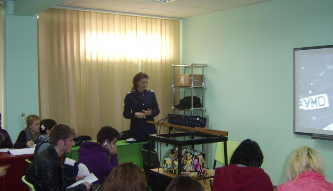Activități de prevenire ale Poliției Rutiere la liceele din Constanța - actiunepreventivarutiera-1331910436.jpg